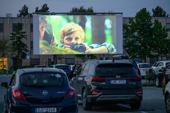 Letní autokino pod chladícími věžemi